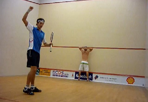Il reçoit une balle de squash dans le dos à plus de 280 km/h (VIDEO)