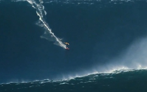 Il surfe sur une vague de 27 mètres de haut ! (VIDEO)