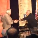 2 papys se battent  à coups de béquille et de poings (VIDEO)