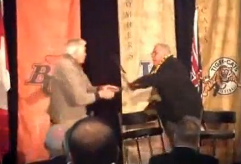 2 papys se battent  à coups de béquille et de poings (VIDEO)