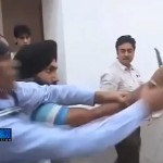 Mécontent, il gifle un ministre devant les caméras (VIDEO)