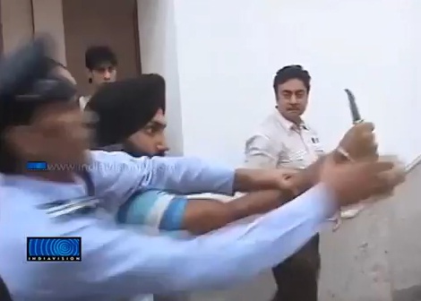 Mécontent, il gifle un ministre devant les caméras (VIDEO)