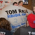 Record du monde : il enfile 247 tee-shirts (VIDEO)