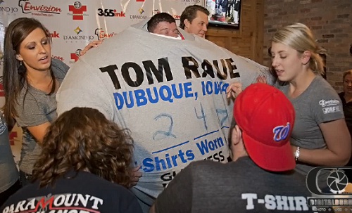 Record du monde : il enfile 247 tee-shirts (VIDEO)