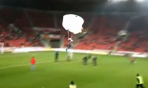 Il atterrit en parachute sur un terrain de football (VIDEO)