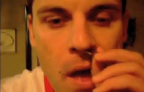 Il se rentre 18 pièces dans le nez (VIDEO)