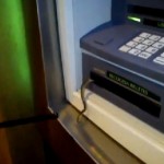 Un serpent sort dans un distributeur de billets (VIDEO)