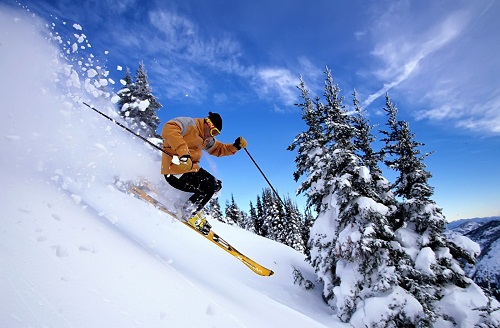 Un skieur évite un cerf en pleine descente (VIDEO)
