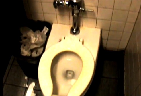 Attention aux toilettes publiques ! (VIDEO)
