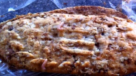 Il trouve des vers vivants dans ses biscuits (VIDEO)