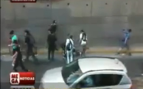 Un voleur tabassé, déshabillé et humilié par des passants (VIDEO)