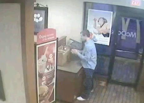 Il pénètre dans un McDo et se fait à manger (VIDEO)