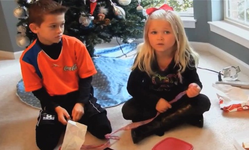 Ils offrent des cadeaux &laquo;&nbsp;pourris&nbsp;&raquo; à leurs enfants (VIDEO)