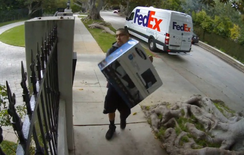 Livreur FedEx qui balance un écran plat par dessus la clôture (VIDEO)