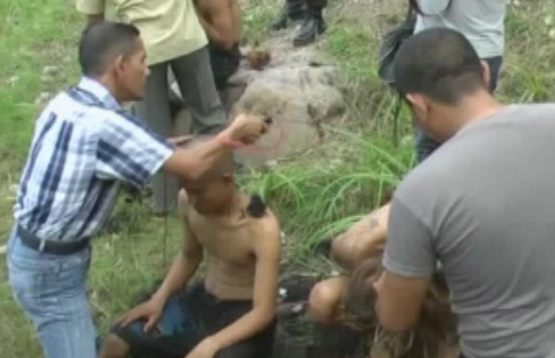 Indonésie : des punks tondus par des policiers ! (VIDEO)