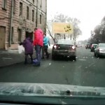 Une mamie se fait violemment renverser puis se relève comme si de rien n&rsquo;était (VIDEO)