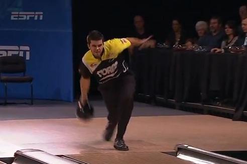 Joueur de bowling professionnel qui se ramasse sur la piste ! (VIDEO)