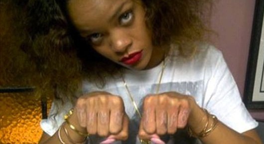 Rihanna « Ta gueule sal*pe ! Avale ! » à une de ses fan sur twitter