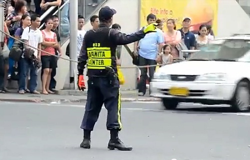 Philippines : agent de circulation qui fait le show (VIDEO)