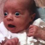 Bébé terrorisé par un bruit ! (VIDEO)