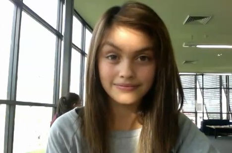 La danse des sourcils (VIDEO)