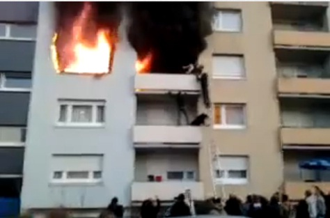 Des jeunes sauvent une vieille dame de son appartement en feu ! (VIDEO)