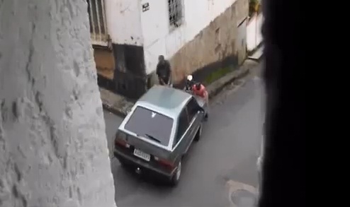 Régis et ses potes poussent une voiture ! (VIDEO)