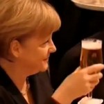 Un serveur renverse de la bière sur Angela Merkel (VIDEO)