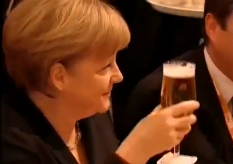 Un serveur renverse de la bière sur Angela Merkel (VIDEO)