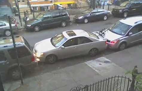 Le créneau d’une homme très déterminé à se garer (VIDEO)