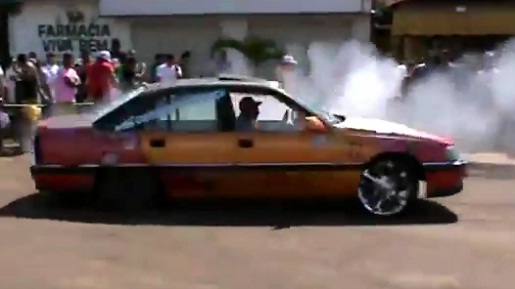 Choc : un brésilien est violemment heurté pendant une démo de drift (VIDEO)