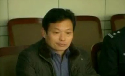 Chine : un passant sauve une femme traînée par un scooter pour son sac à main (VIDEO)