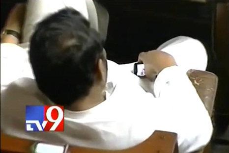 Un ministre indien filmé en train de mater un porno au Parlement (VIDEO)