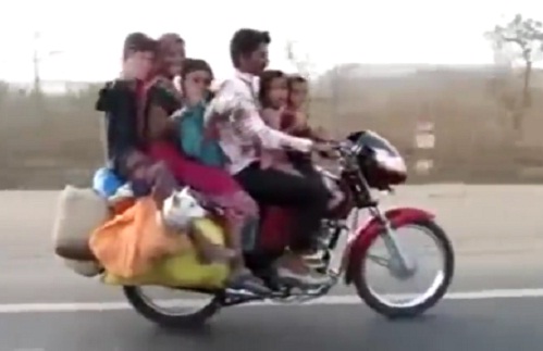 Inde : une famille entière sur une moto (VIDEO)