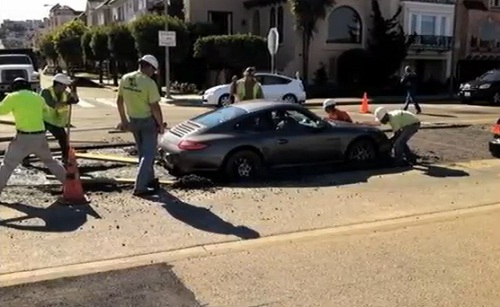 Il roule dans du ciment frais avec sa Porsche 911 ! (VIDEO)