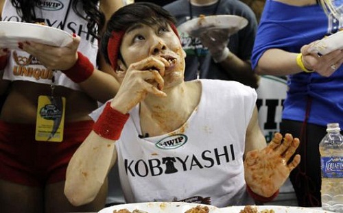 Il mange 337 ailes de poulet en 30 minutes (VIDEO)