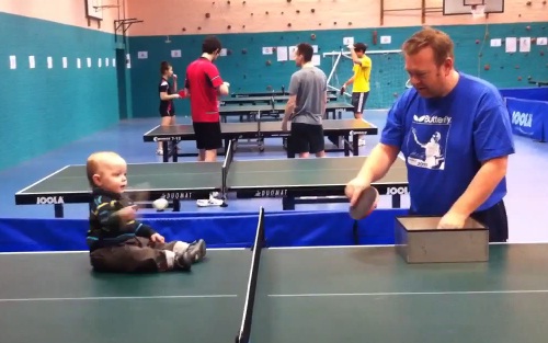 Le bébé qui joue au ping pong (VIDEO)