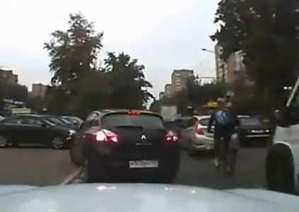 Un cycliste énervé casse le rétro d&rsquo;un automobiliste (VIDEO)