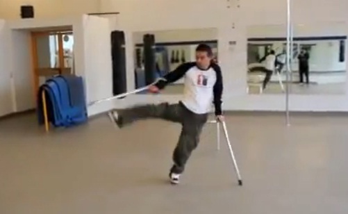 Il danse avec ses béquilles ! (VIDEO)