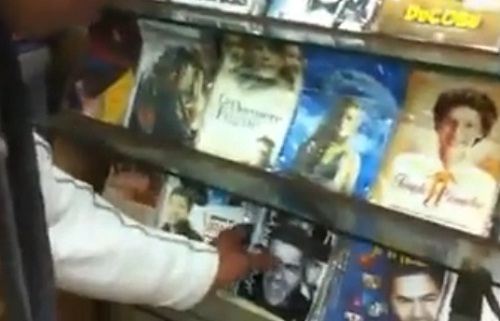 Quand Jamel Debbouze tombe sur ses DVD piratés (VIDEO)