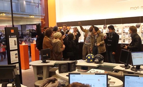 Ils s&rsquo;introduisent chez Orange et déclarent leur amour pour Free ! (VIDEO)