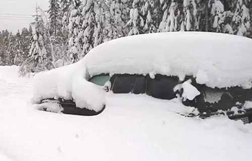 Suède : il survit après être resté bloqué 2 mois dans sa voiture (VIDEO)