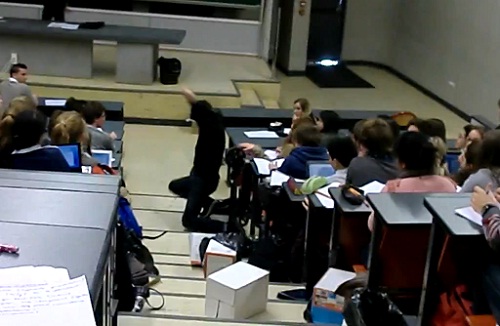Amiens : un étudiant pète les plombs en plein cours ! (VIDEO)