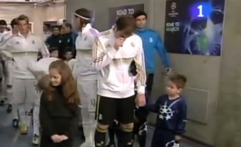 Iker Casillas se cure le nez et s’essuie sur un enfant (VIDEO)