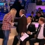 Ukraine : une féministe frappe un député en direct à la télé (VIDEO)