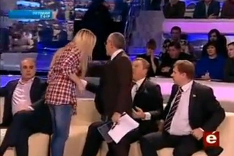 Ukraine : une féministe frappe un député en direct à la télé (VIDEO)