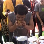 Il engloutit 13 croque-monsieurs en 1 minute ! (VIDEO)