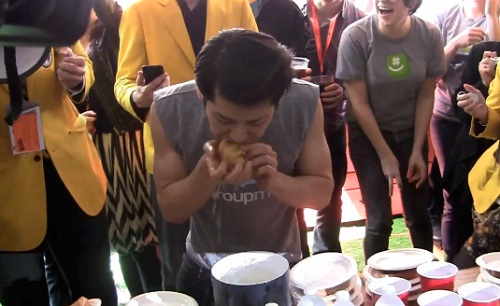 Il engloutit 13 croque-monsieurs en 1 minute ! (VIDEO)