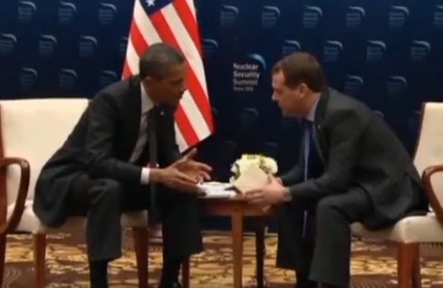 Obama piégé par un micro ouvert (VIDEO)