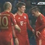 Franck Ribéry joue à &laquo;&nbsp;pierre-feuille-ciseaux&nbsp;&raquo; en plein match ! (VIDEO)